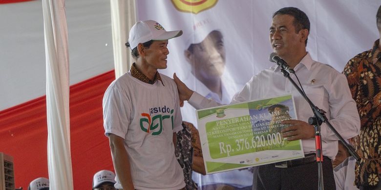 Menteri Pertanian Andi Amran Sulaiman secara simbolis memberikan bantuan alsintan dan asuransi pertanian kepada petani di Lapangan Sepak Bola Panji Larang, Desa Pacing Kecamatan Jatisari, Kabiupaten Karawang, Selasa (26/3/2019).