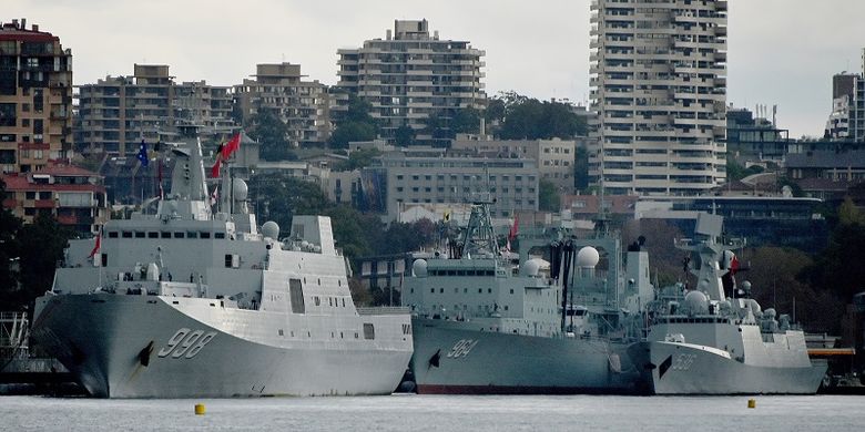 Tiga kapal perang China terlihat merapat di pangkalan angkatan laut Garden Island di Sydney pada Senin (3/6/2019). (AFP/PETER PARKS)