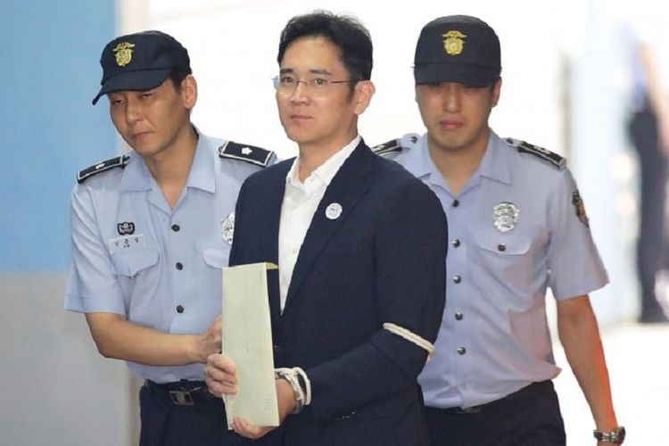 Pewaris Samsung Lee Jae-yong tiba di Pengadilan Seoul, Jumat (28/8/2017), menjelang pembacaan vonis perkaranya