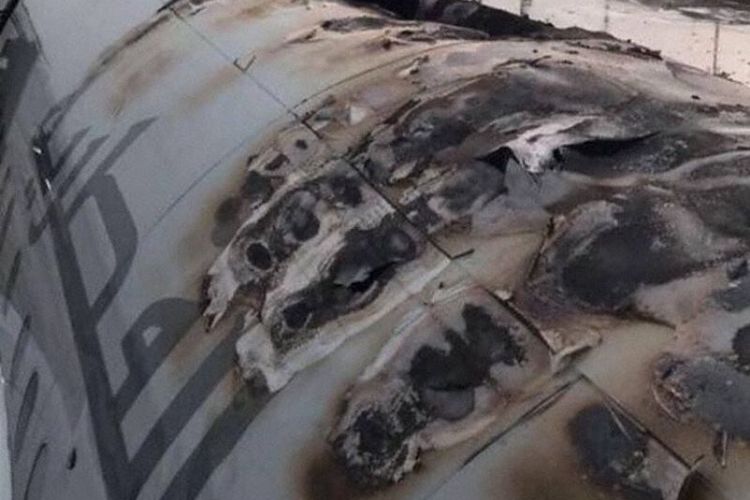 Atap kabin penumpang Airbus A321-200 milik Qatar Airways yang terbakar saat tengah menjalani proses perawatan di bandara internasional Doha.