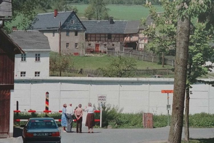 Foto yang diambil pada Mei 1989 ini memperlihatkan tembok pembatas yang memisahkan kedua sisi desa Modlareuth. Foto diambil dari sisi barat tembok.
