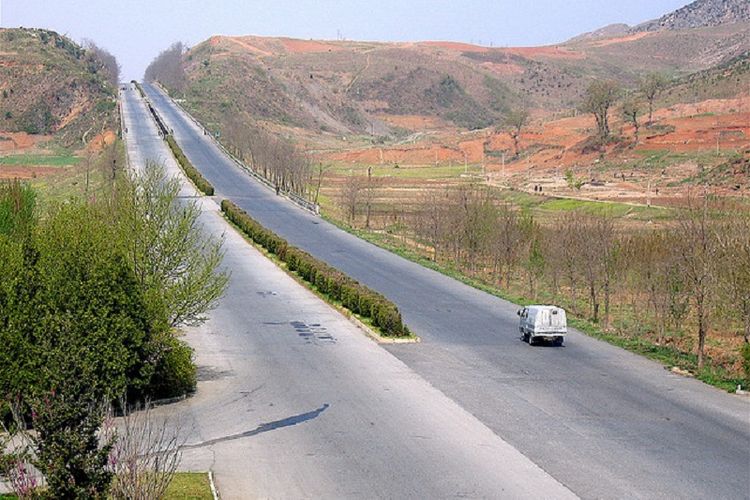 Jalan raya Kaesong menuju Pyongyang, Korea Utara.