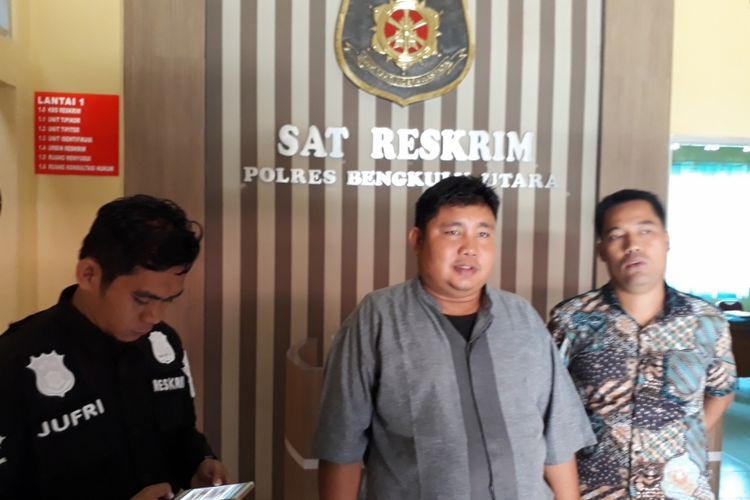 Penyebar meme Presiden Joko Widodo jadi pengemis Ali Hanafi (tengah) diamankan polisi.
