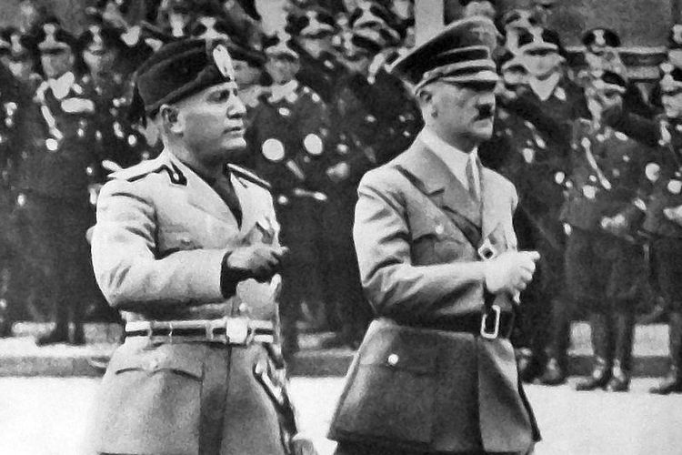 Benito Mussolini dan Adolf Hitler di Berlin 1937.