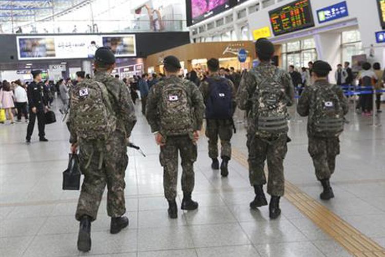 Sejumlah prajurit militer Korsel sedangan berjalan di stasiun kereta api di Kota Seoul, pada 20 April 2017.  