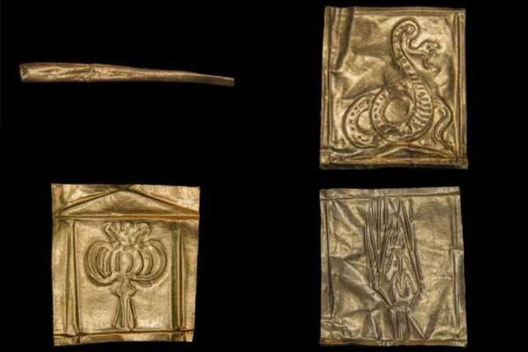 Tiga lempeng emas yang ada di dalam peti mati hitam dari zaman Firaun