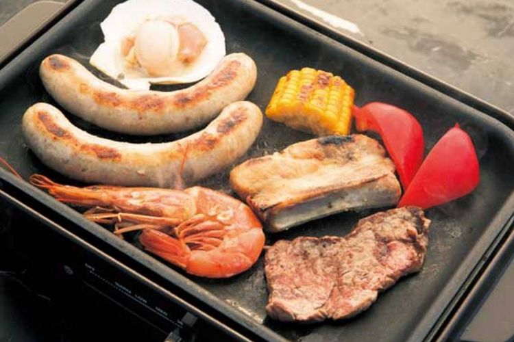 Menu barbecue dengan daging sapi, babi, daging ayam, seafood, dan lainnya 