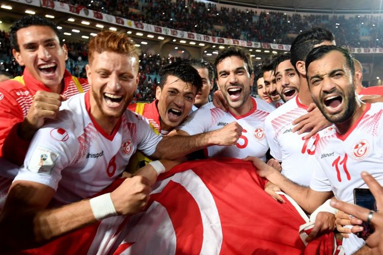 Para pemain timnas Tunisia merayakan keberhasilan lolos ke putaran final Piala Dunia, Sabtu (11/11/2017).
