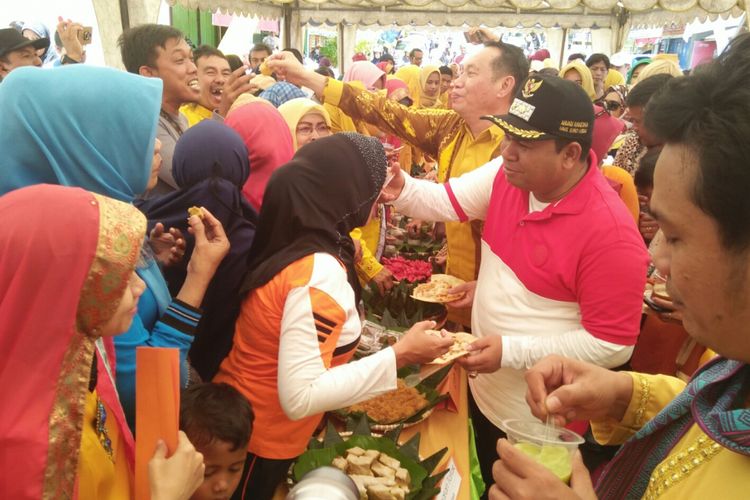 Wakil Bupati Kotawaringin Barat, Ahmadi Riansyah di tengah warga yang berdesakan dalam Mehampar Wadai, festival kue tradisional Kotawaringin di Pangkalan Bun, Kalimantan Tengah, Minggu (29/10/2017).