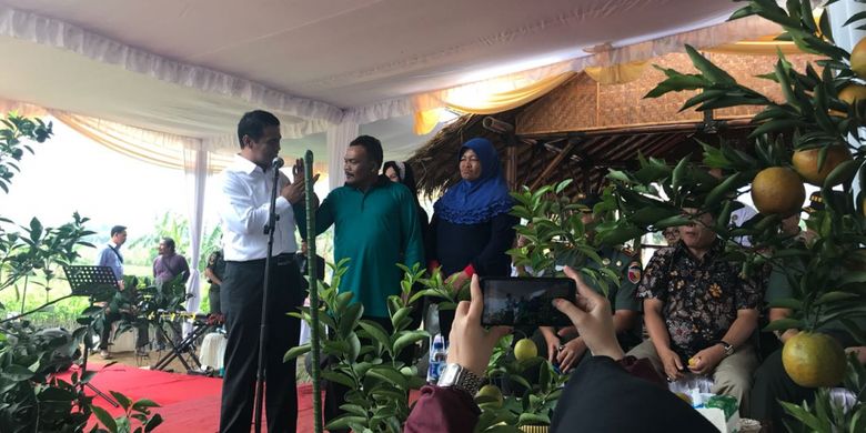 Menteri Pertanian Amran Sulaiman berbincang bersama beberapa petani saat berada di di lokasi pelepasan bantuan di Kebun Percobaan Punten, Kota Batu, Jawa Timur, Selasa (17/7/18)