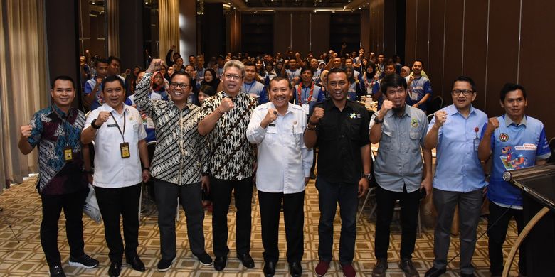 Sekretaris Daerah Jawa Barat Iwa Karniwa berfoto bersama peserta Gathering Positif Bermedia Sosial di Hotel D?Pavilion, Kota Bandung, Rabu (24/4/2019)