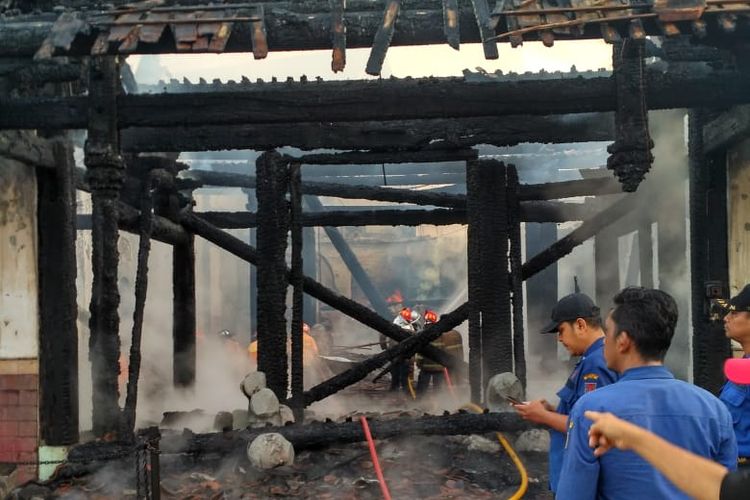 Bangunan rumah Abu Tjie Lam Cay terbakar pada Kamis (21/3/2019) pagi hari tadi. 