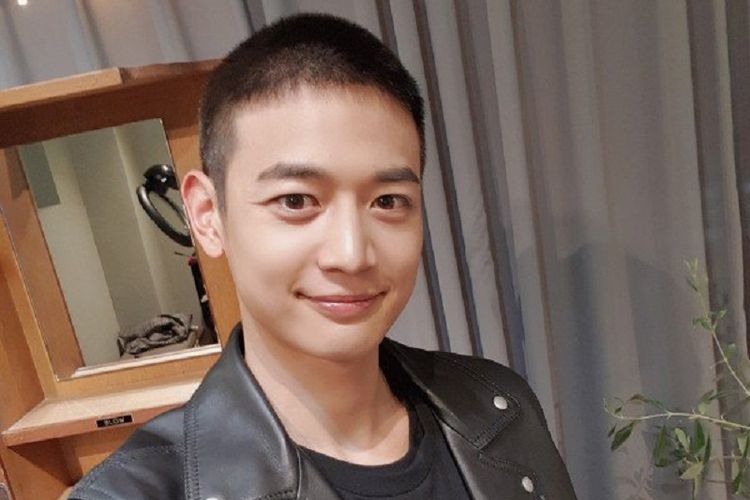 Member boyband SHINee Choi Minho berpenampilan baru menjelang wajib militernya yang dimulai pada Senin (15/4/2019).