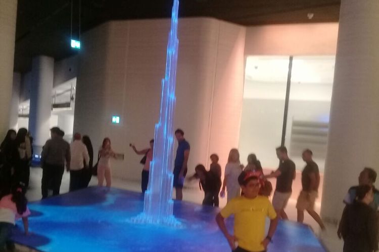 Tiga dimensi Burj Al-Khalifa, dengan ombak di bawah yang bisa dimainkan