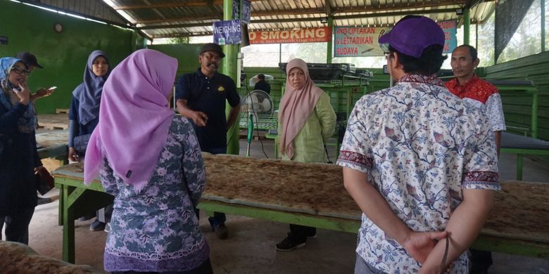 Pelaksana Tugas (Plt) Direktur Buah dan Florikultura, Sri Wijayanti Yusuf saat kunjungan lapangan ke kabupaten Tanggamus, Lampung.