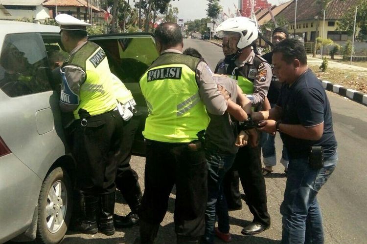 Anggota Polres Magetan meringkus tersangka warga Purbalingga, Jawa Barat yang hendak merampok rumah penjual telur ayam di Magetan, Rabu ( 30/8/2017).