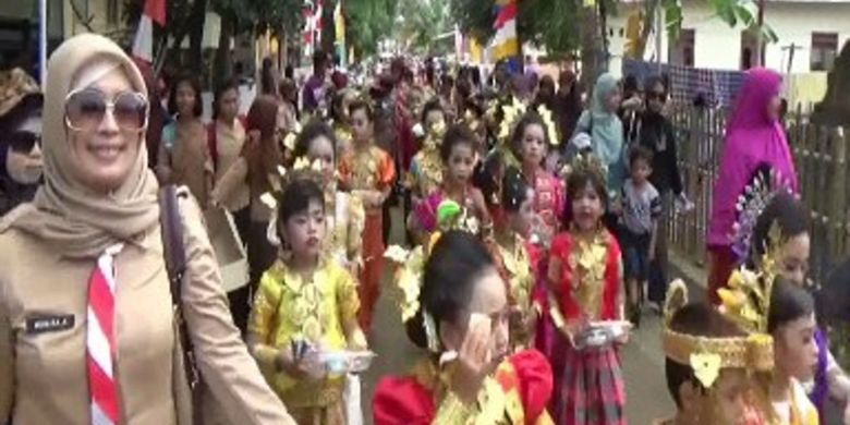 Karnaval budaya yang mengusung tema keberagaman budaya nusantara dalam rangka menyambut HUT ke-72 Republik Indonesia berlangsung meriah di Polewali Mandar Sulawesi Barat, Minggu (20/8/2017).