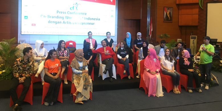 Kementerian Pariwisata dan 21 Artis Enterpreneur melakukan Co-Branding Wonderful Indonesia di Gedung Kementerian Pariwisata, Jakarta, Selasa (14/11/2017). 