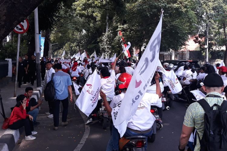 Para pendukung Jokowi-Maruf Amin melakukan pawai menuju Gedung KPU di Jalan Imam Bonjol, Jakarta Pusat, Jumat (10/8/2018).
