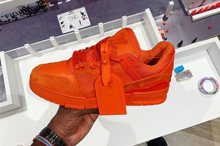 Sneakers oranye terang Louis Vuitton rancangan Virgil Abloh