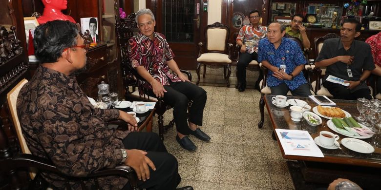 Direktur Pendidikan dan Pelayanan Masyarakat KPK, Giri Suprapdiono, saat bertemu Gubernur Jateng, Ganjar Pranowo, di Puri Gedeh, Selasa (26/3/2019).
