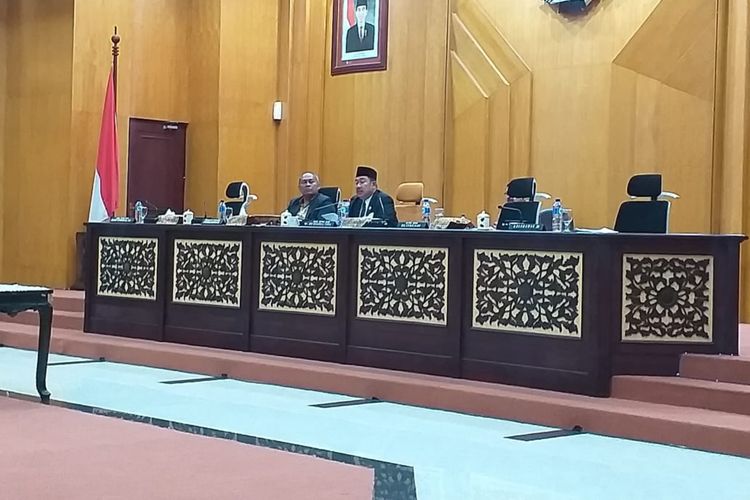 DPRD Kota Surabaya saat menggelar rapat paripurna mengesahkan Peraturan Daerah Kawasan Tanpa Rokok di gedung DPRD, Kamis (4/4/2019).