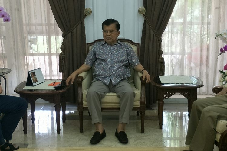 Wakil Presiden Jusuf Kalla di Rumah Dinas Wakil Presiden, Jakarta