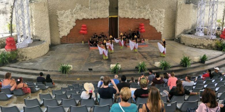 Seni tari yang dapat disaksikan di obyek wisata Garuda Wisnu Kencana (GWK) yang terletak di kawasan GWK Cultural Park, Bukit Ungasan, Kabupaten Badung, Bali.