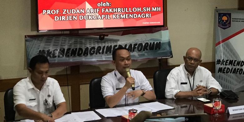Direktur Jenderal Kependudukan dan Catatan Sipil Kementerian Dalam Negeri Zudan Arif Fakrulloh (tengah) saat konferensi pers di Kantor Kemendagri, Jakarta Pusat, Rabu (27/2/2019).
