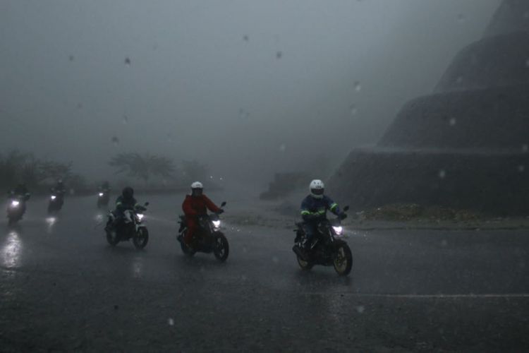 Kondisi hujan deras dan kabut tebal di Malalak, pembuktian performa CB150R.