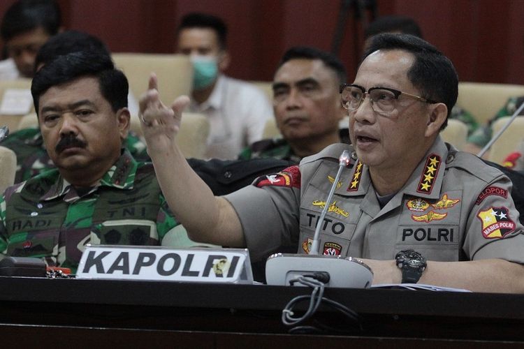 Kapolri Jenderal Pol Tito Karnavian (kanan) disaksikan Panglima TNI Marsekal TNI Hadi Tjahjanto (kiri), berbicara saat rapat kerja bersama Dewan Perwakilan Daerah (DPD) di Gedung Nusantara V, Kompleks Parlemen Senayan, Jakarta, Selasa (7/5/2019). Rapat kerja bersama tersebut membahas masukan dan evaluasi penyelenggaraan Pemilu serentak dari berbagai sisi baik regulasi dan pengamanan. ANTARA FOTO/Reno Esnir/ama.