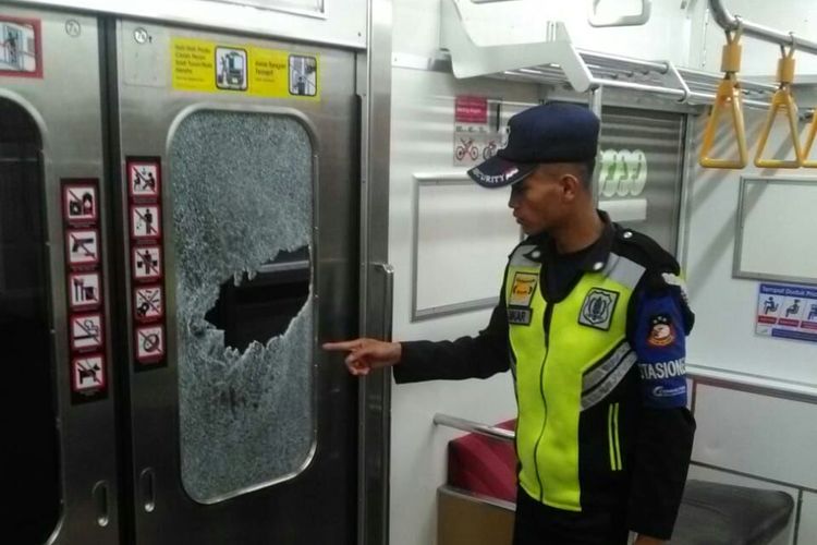 Aksi pelemparan batu kembali terjadi di kereta rel listrik (KRL) relasi Angke-Bogor yang sedang melintas di antara Cilebut - Bogor, Kamis (5/7/2018), pukul 19.30 WIB. Kejadian itu mengakibatkan kaca pintu kereta pecah. 