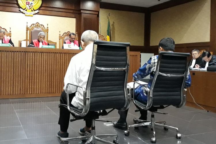 Dua terdakwa anggota DPRD Sumatera Utara, Muslim Simbolon dan Sonny Firdaus duduk di kursi terdakwa di Pengadilan Tipikor Jakarta, Rabu (20/2/2019).