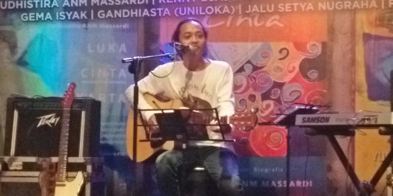 Fajar Merah (Putra Wiji Thukul) saat tampil di pentas puisi nge-rock