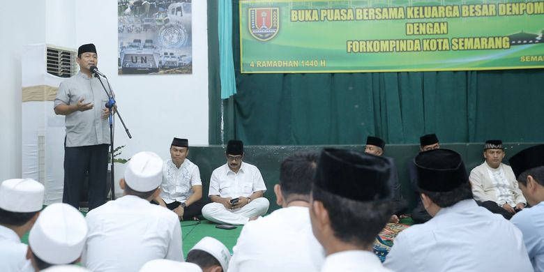 Hari ke-4 Ramadan, Wali Kota Semarang Hendar Prihadi melakukan tarawih keliling bersama Forum Koordinasi Pimpinan Daerah, Kepala OPD, dan tokoh masyarakat Kota Semarang di Aula Denpom IV-5 Semarang, Kamis (9/5/19). 