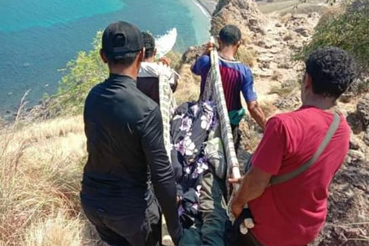 Foto : Jenasah Norathep Vanapirome digotong dari puncak pulau Padar menuju speed boat untuk diantar ke Labuan Bajo, Minggu (23/6/2019)