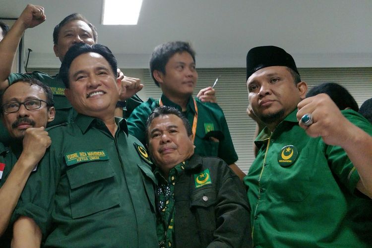 Ketua Umum PBB Yusril Ihza Mahendra meluapkan kegembiraannya saat diputuskan sebagai peserta pemilu 2019 oleh Bawaslu