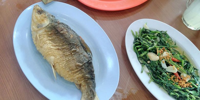 Tak hanya ikan bandeng goreng, namun di Rumah Makan Pak Elan II di Gresik ini juga menyediakan menu lain dari olahan bandeng, seperti otak-otak bandeng.