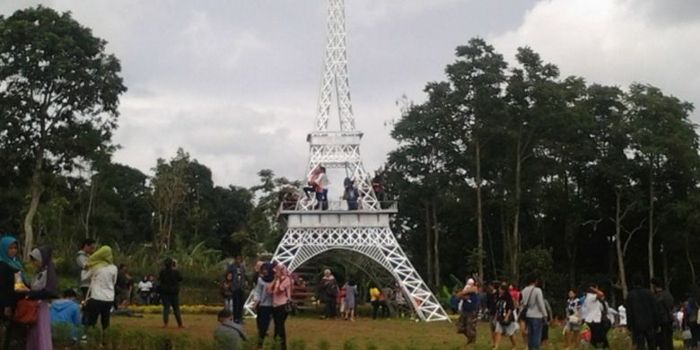 Miniatur Menara Eiffel di Taman Bunga Celosia, Kecamatan Bandungan, Kabupaten Semarang, Jawa Tengah.