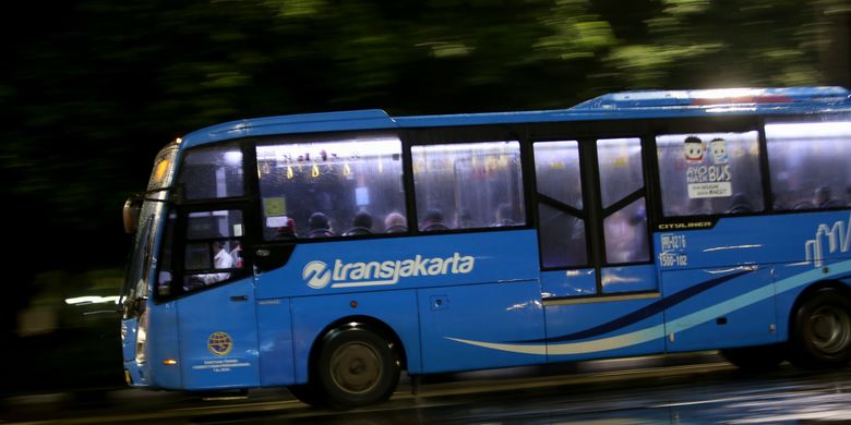 Bus transjakarta melintas di jalan sekitar Istana Negara menuju Stasiun Harmoni, Jakarta Pusat, Kamis (16/2/2017).