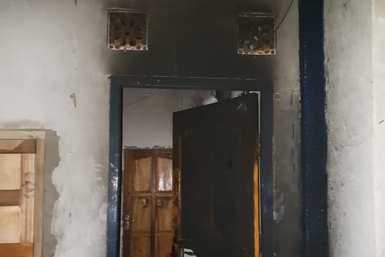 Rumah Direktur Eksekutif Walhi NTB yang dibakar orang tak dikenal Senin lalu. 