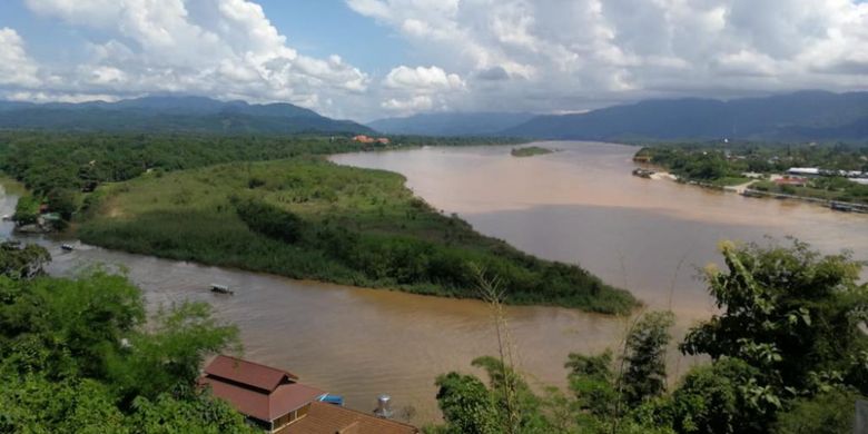Pemandangan Golden Triangle, Thailand. Sebelah kiri merupakan daratan negara Myanmar. Sementara sebelah kanan merupakan datatan negara Laos.