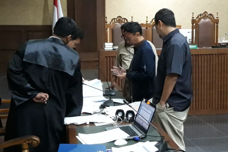 Auditor BPK Ali Sadli menjalani pemeriksaan sebagai terdakwa di Pengadilan Tipikor Jakarta, Jumat (2/2/2018).