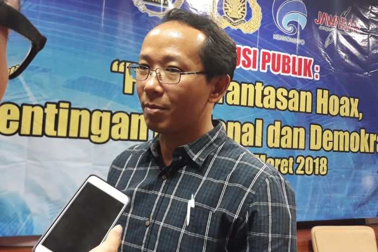Agus Sudibyo dari Jaringan Wartawan Anti Hoaks (Jawarah) di Kantor PWI Jakarta, Selasa (13/3/2018).