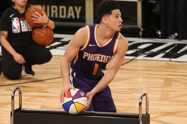 Devin Booker menjadi pemenang kontes lemparan tiga angka pada NBA All Star 2018 di Staples Center, Sabtu (17/2/2018).