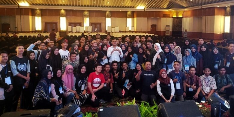 Asep Kambali dan Goris Mustaqim berbagi pandangan tentang sejarah dan pembangunan desa kepada 489 siswa peserta Apresiasi Siswa Berprestasi (ABS) 2018 yang diadakan Direktorat Pembinaan SMA (PSMA) Kemendikbud (14/12/2018) di Jakarta.