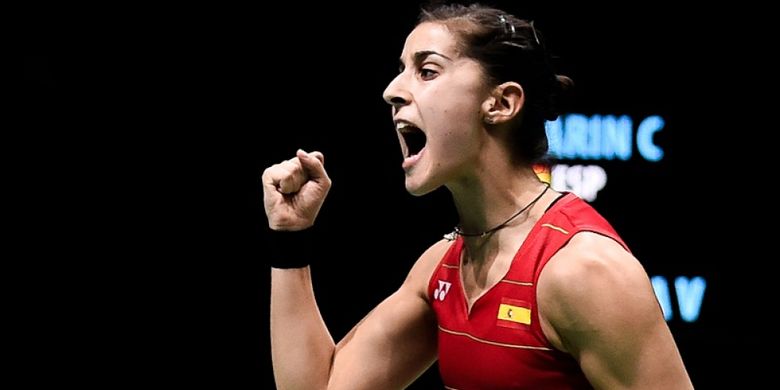 Pebulu tangkis tunggal putri Spanyol, Carolina Marin, meluapkan ekspresi saat menghadapi pemain asal India, Pusarla Sindhu, pada kejuaraan Super Series di Dubai, 16 Desember 2016.