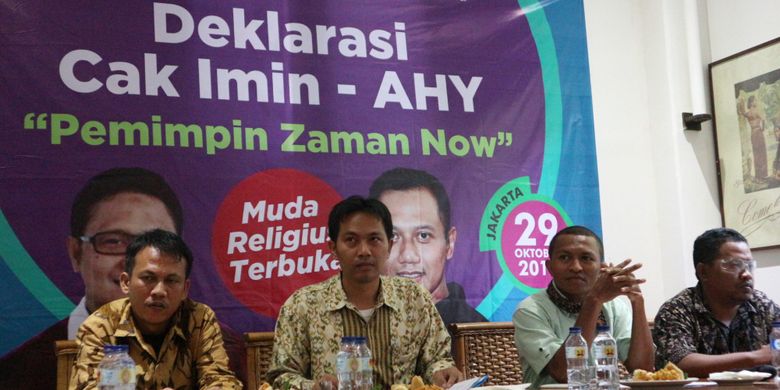 Ketua Umum Partai Kebangkitan Bangsa (PKB) Muhaimin Iskandar dan Direktur Eksekutif Yudhoyono Institute, Agus Harimurti Yudhoyono didukung maju di Pemilihan Presiden (Pilpres) 2019 mendatang. Deklarasi dukungan kepada Cak Imin-AHY untuk Pilpres 2019 tersebut digelar hari ini oleh organisasi Pro-1 (Pro-One) di Warung Daun, Jakarta Pusat, Minggu (29/10/2017). 