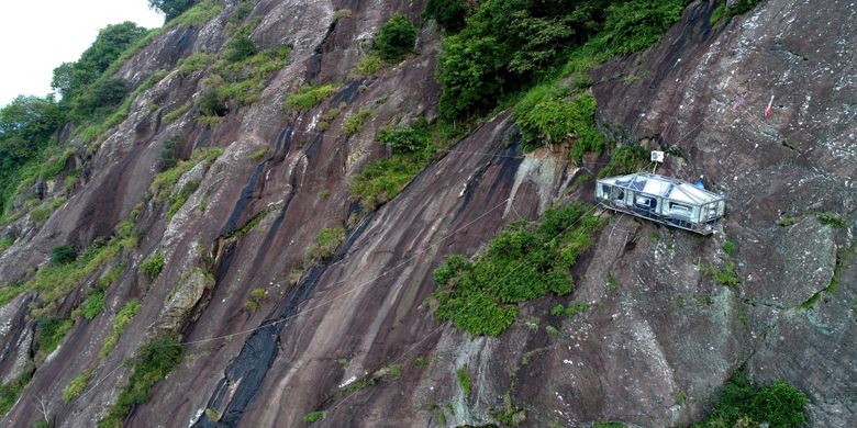 Hotel gantung Padjajaran Anyar yang terletak di tebing Gunung Parang, Purwakarta, Jawa Barat setinggi 500 meter difoto menggunakan drone, Minggu (19/11/2017). Hotel gantung ini diklaim sebagai hotel gantung tertinggi di dunia mengalahkan ketinggian hotel gantung di Peru.  