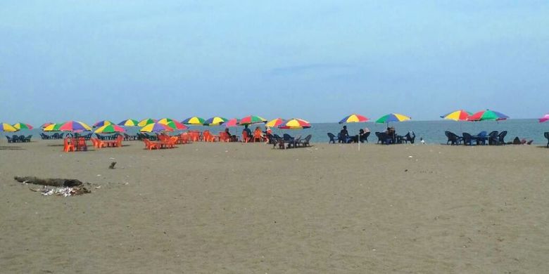 Payung warna-warni di Pantai Kuala Jangka, Desa Jangka Masjid, Kecamatan Jangka  Kabupaten Bireuen, Aceh, Minggu (11/3/2018).